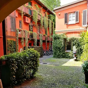 - Alzaia Naviglio Grande Italien